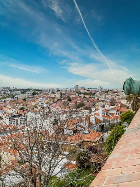 Lisboa, Portekiz. 9 Nisan 2022: Şehirdeki mahallelerin panoramik ve kentsel manzarası. 
