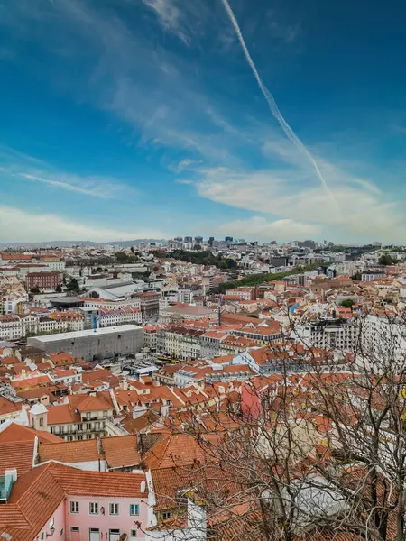 Lisboa, Portekiz. 9 Nisan 2022: Şehirdeki mahallelerin panoramik ve kentsel manzarası. 