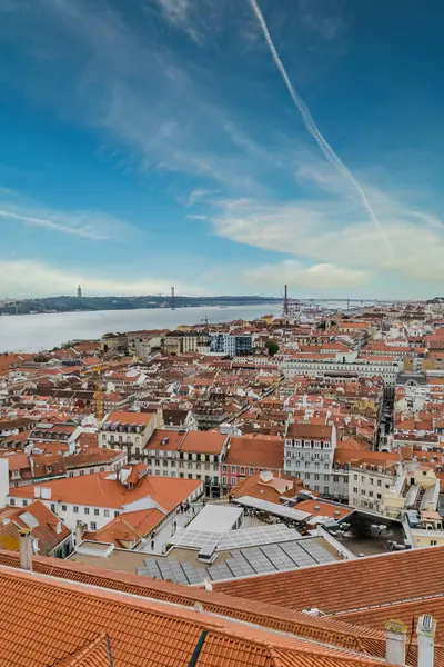 Lisboa, Portekiz. 9 Nisan 2022: Şehirdeki mahallelerin panoramik ve kentsel manzarası. 