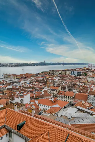 Lisboa, Portekiz. 9 Nisan 2022: Şehirdeki mahallelerin panoramik ve kentsel manzarası. 