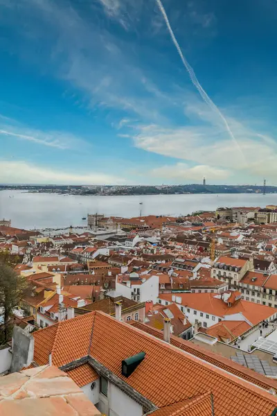 Lisboa, Portekiz. 9 Nisan 2022: Şehirdeki mahallelerin panoramik ve kentsel manzarası. 