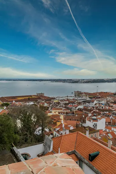 Lisboa, Portekiz. 9 Nisan 2022: Şehirdeki mahallelerin panoramik ve kentsel manzarası. 