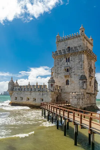 Lizbon, Portekiz. 12 Nisan 2022: Güzel Belm Kulesi ve mavi gökyüzü.