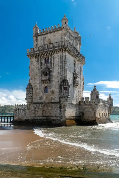 Lizbon, Portekiz. 12 Nisan 2022: Güzel Belm Kulesi ve mavi gökyüzü.