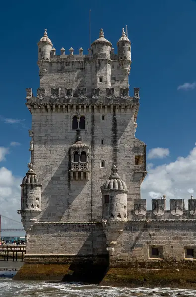 Lizbon, Portekiz. 12 Nisan 2022: Güzel Belm Kulesi ve mavi gökyüzü.