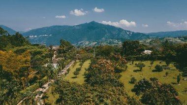 Cerro tusa 'nın mavi gökyüzü manzarası. Venedik Belediyesi' nin manzarası. Piramit şekliyle dünyada eşi benzeri olmayan bir dağ olan Cerro Tusa tarafından yönetiliyor. Venedik, Antioquia, Kolombiya.