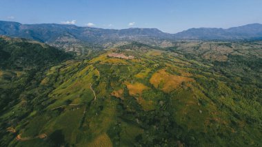 Cerro tusa 'nın mavi gökyüzü manzarası. Venedik Belediyesi' nin manzarası. Piramit şekliyle dünyada eşi benzeri olmayan bir dağ olan Cerro Tusa tarafından yönetiliyor. Venedik, Antioquia, Kolombiya.