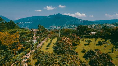 Cerro tusa 'nın mavi gökyüzü manzarası. Venedik Belediyesi' nin manzarası. Piramit şekliyle dünyada eşi benzeri olmayan bir dağ olan Cerro Tusa tarafından yönetiliyor. Venedik, Antioquia, Kolombiya.