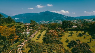 Cerro tusa 'nın mavi gökyüzü manzarası. Venedik Belediyesi' nin manzarası. Piramit şekliyle dünyada eşi benzeri olmayan bir dağ olan Cerro Tusa tarafından yönetiliyor. Venedik, Antioquia, Kolombiya.