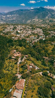 Cerro tusa 'nın mavi gökyüzü manzarası. Venedik Belediyesi' nin manzarası. Piramit şekliyle dünyada eşi benzeri olmayan bir dağ olan Cerro Tusa tarafından yönetiliyor. Venedik, Antioquia, Kolombiya.