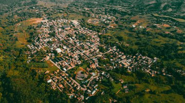 Cerro tusa 'nın mavi gökyüzü manzarası. Venedik Belediyesi' nin manzarası. Piramit şekliyle dünyada eşi benzeri olmayan bir dağ olan Cerro Tusa tarafından yönetiliyor. Venedik, Antioquia, Kolombiya.