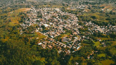 Cerro tusa 'nın mavi gökyüzü manzarası. Venedik Belediyesi' nin manzarası. Piramit şekliyle dünyada eşi benzeri olmayan bir dağ olan Cerro Tusa tarafından yönetiliyor. Venedik, Antioquia, Kolombiya.