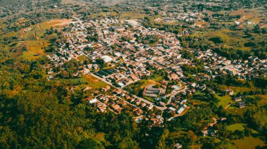 Cerro tusa 'nın mavi gökyüzü manzarası. Venedik Belediyesi' nin manzarası. Piramit şekliyle dünyada eşi benzeri olmayan bir dağ olan Cerro Tusa tarafından yönetiliyor. Venedik, Antioquia, Kolombiya.