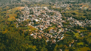 Cerro tusa 'nın mavi gökyüzü manzarası. Venedik Belediyesi' nin manzarası. Piramit şekliyle dünyada eşi benzeri olmayan bir dağ olan Cerro Tusa tarafından yönetiliyor. Venedik, Antioquia, Kolombiya.