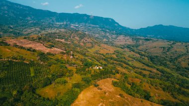 Cerro tusa 'nın mavi gökyüzü manzarası. Venedik Belediyesi' nin manzarası. Piramit şekliyle dünyada eşi benzeri olmayan bir dağ olan Cerro Tusa tarafından yönetiliyor. Venedik, Antioquia, Kolombiya.