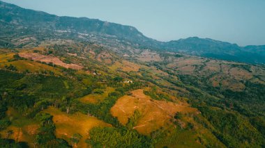 Cerro tusa 'nın mavi gökyüzü manzarası. Venedik Belediyesi' nin manzarası. Piramit şekliyle dünyada eşi benzeri olmayan bir dağ olan Cerro Tusa tarafından yönetiliyor. Venedik, Antioquia, Kolombiya.