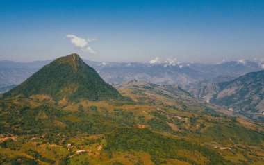 Cerro tusa 'nın mavi gökyüzü manzarası. Venedik Belediyesi' nin manzarası. Piramit şekliyle dünyada eşi benzeri olmayan bir dağ olan Cerro Tusa tarafından yönetiliyor. Venedik, Antioquia, Kolombiya.