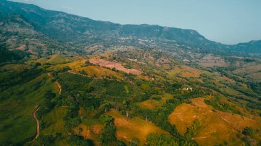 Cerro tusa 'nın mavi gökyüzü manzarası. Venedik Belediyesi' nin manzarası. Piramit şekliyle dünyada eşi benzeri olmayan bir dağ olan Cerro Tusa tarafından yönetiliyor. Venedik, Antioquia, Kolombiya.