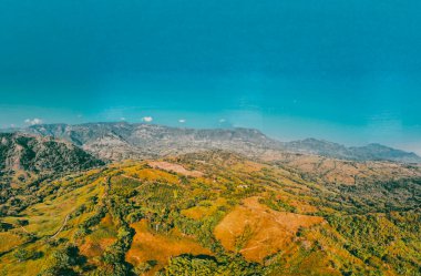 Cerro tusa 'nın mavi gökyüzü manzarası. Venedik Belediyesi' nin manzarası. Piramit şekliyle dünyada eşi benzeri olmayan bir dağ olan Cerro Tusa tarafından yönetiliyor. Venedik, Antioquia, Kolombiya.