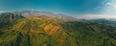 Cerro tusa 'nın mavi gökyüzü manzarası. Venedik Belediyesi' nin manzarası. Piramit şekliyle dünyada eşi benzeri olmayan bir dağ olan Cerro Tusa tarafından yönetiliyor. Venedik, Antioquia, Kolombiya.