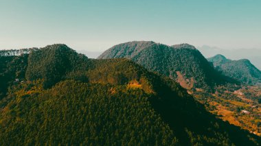 Cerro tusa 'nın mavi gökyüzü manzarası. Venedik Belediyesi' nin manzarası. Piramit şekliyle dünyada eşi benzeri olmayan bir dağ olan Cerro Tusa tarafından yönetiliyor. Venedik, Antioquia, Kolombiya.