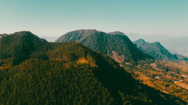 Cerro tusa 'nın mavi gökyüzü manzarası. Venedik Belediyesi' nin manzarası. Piramit şekliyle dünyada eşi benzeri olmayan bir dağ olan Cerro Tusa tarafından yönetiliyor. Venedik, Antioquia, Kolombiya.