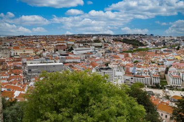 Lisboa, Portekiz. 9 Nisan 2022: Şehirdeki mahallelerin panoramik ve kentsel manzarası. 