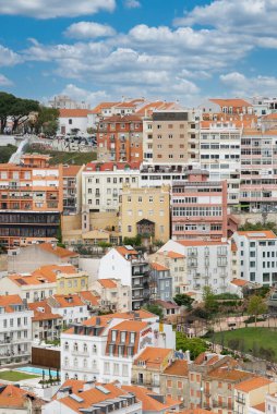 Lisboa, Portekiz. 9 Nisan 2022: Şehirdeki mahallelerin panoramik ve kentsel manzarası. 