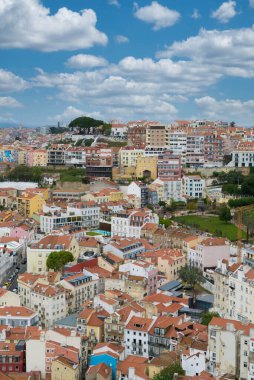 Lisboa, Portekiz. 9 Nisan 2022: Şehirdeki mahallelerin panoramik ve kentsel manzarası. 