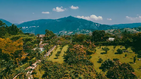 Cerro tusa 'nın mavi gökyüzü manzarası. Venedik Belediyesi' nin manzarası. Piramit şekliyle dünyada eşi benzeri olmayan bir dağ olan Cerro Tusa tarafından yönetiliyor. Venedik, Antioquia, Kolombiya.