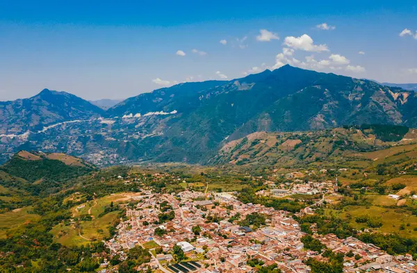 Cerro tusa 'nın mavi gökyüzü manzarası. Venedik Belediyesi' nin manzarası. Piramit şekliyle dünyada eşi benzeri olmayan bir dağ olan Cerro Tusa tarafından yönetiliyor. Venedik, Antioquia, Kolombiya.
