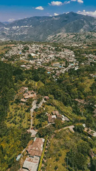 Cerro tusa 'nın mavi gökyüzü manzarası. Venedik Belediyesi' nin manzarası. Piramit şekliyle dünyada eşi benzeri olmayan bir dağ olan Cerro Tusa tarafından yönetiliyor. Venedik, Antioquia, Kolombiya.