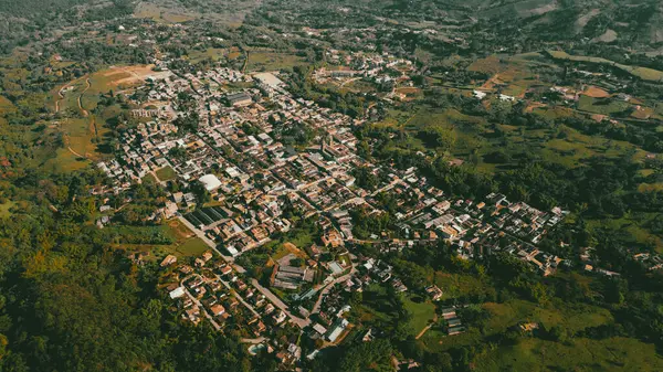Cerro tusa 'nın mavi gökyüzü manzarası. Venedik Belediyesi' nin manzarası. Piramit şekliyle dünyada eşi benzeri olmayan bir dağ olan Cerro Tusa tarafından yönetiliyor. Venedik, Antioquia, Kolombiya.