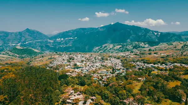 Cerro tusa 'nın mavi gökyüzü manzarası. Venedik Belediyesi' nin manzarası. Piramit şekliyle dünyada eşi benzeri olmayan bir dağ olan Cerro Tusa tarafından yönetiliyor. Venedik, Antioquia, Kolombiya.