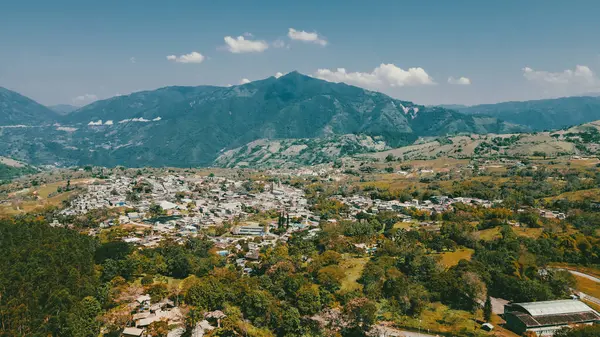 Cerro tusa 'nın mavi gökyüzü manzarası. Venedik Belediyesi' nin manzarası. Piramit şekliyle dünyada eşi benzeri olmayan bir dağ olan Cerro Tusa tarafından yönetiliyor. Venedik, Antioquia, Kolombiya.