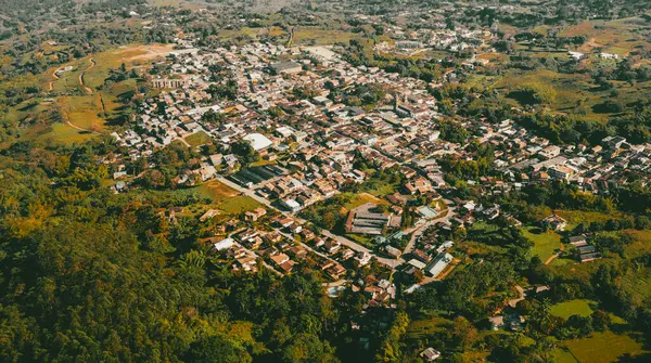 Cerro tusa 'nın mavi gökyüzü manzarası. Venedik Belediyesi' nin manzarası. Piramit şekliyle dünyada eşi benzeri olmayan bir dağ olan Cerro Tusa tarafından yönetiliyor. Venedik, Antioquia, Kolombiya.