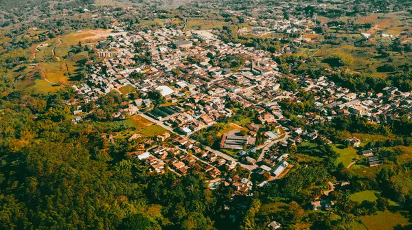 Cerro tusa 'nın mavi gökyüzü manzarası. Venedik Belediyesi' nin manzarası. Piramit şekliyle dünyada eşi benzeri olmayan bir dağ olan Cerro Tusa tarafından yönetiliyor. Venedik, Antioquia, Kolombiya.