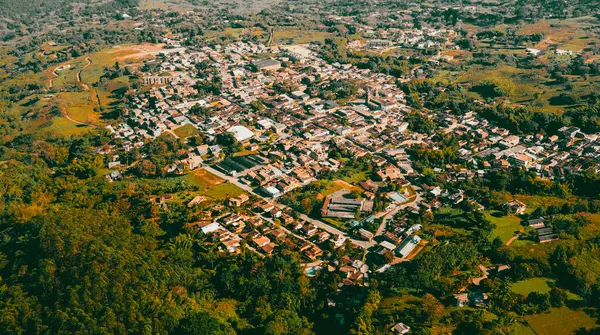 Cerro tusa 'nın mavi gökyüzü manzarası. Venedik Belediyesi' nin manzarası. Piramit şekliyle dünyada eşi benzeri olmayan bir dağ olan Cerro Tusa tarafından yönetiliyor. Venedik, Antioquia, Kolombiya.