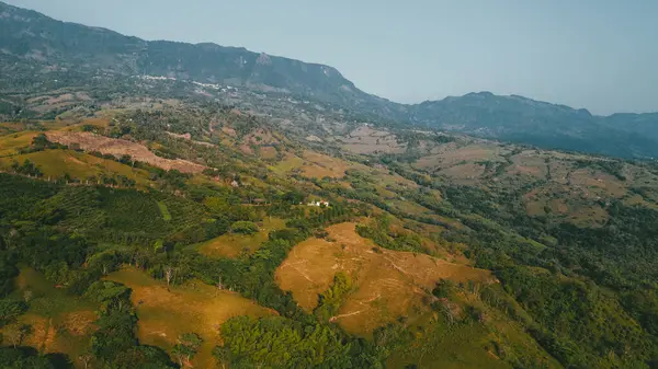 Cerro tusa 'nın mavi gökyüzü manzarası. Venedik Belediyesi' nin manzarası. Piramit şekliyle dünyada eşi benzeri olmayan bir dağ olan Cerro Tusa tarafından yönetiliyor. Venedik, Antioquia, Kolombiya.