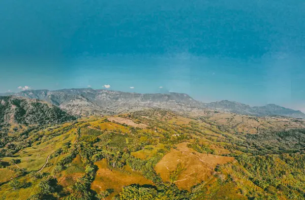 Cerro tusa 'nın mavi gökyüzü manzarası. Venedik Belediyesi' nin manzarası. Piramit şekliyle dünyada eşi benzeri olmayan bir dağ olan Cerro Tusa tarafından yönetiliyor. Venedik, Antioquia, Kolombiya.