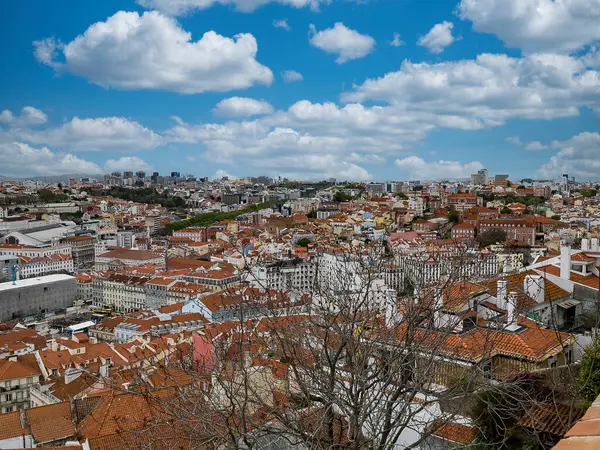 Lisboa, Portekiz. 9 Nisan 2022: Şehirdeki mahallelerin panoramik ve kentsel manzarası. 