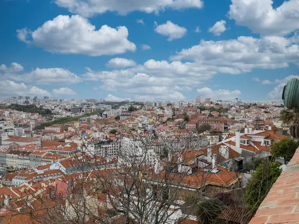 Lisboa, Portekiz. 9 Nisan 2022: Şehirdeki mahallelerin panoramik ve kentsel manzarası. 