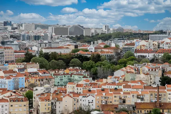 Lisboa, Portekiz. 9 Nisan 2022: Şehirdeki mahallelerin panoramik ve kentsel manzarası. 