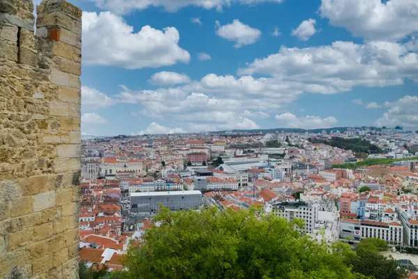Lisboa, Portekiz. 9 Nisan 2022: Şehirdeki mahallelerin panoramik ve kentsel manzarası. 