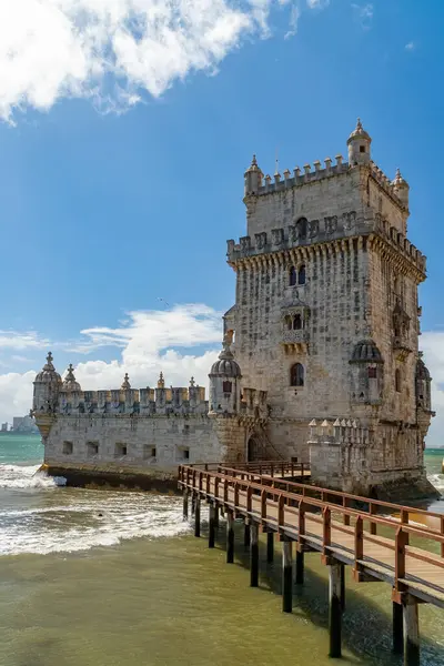 Lizbon, Portekiz. 12 Nisan 2022: Güzel Belm Kulesi ve mavi gökyüzü.