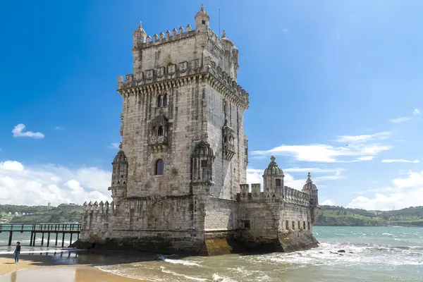 Lizbon, Portekiz. 12 Nisan 2022: Güzel Belm Kulesi ve mavi gökyüzü.