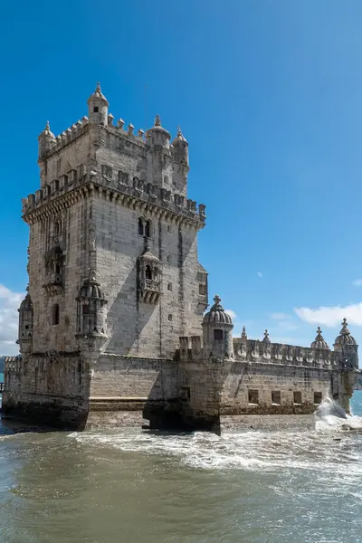 Lizbon, Portekiz. 12 Nisan 2022: Güzel Belm Kulesi ve mavi gökyüzü.