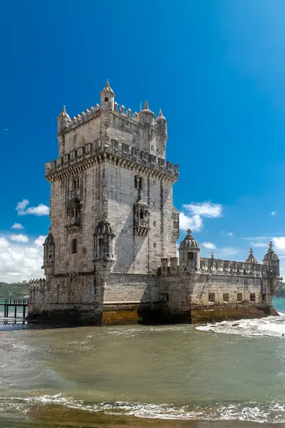 Lizbon, Portekiz. 12 Nisan 2022: Güzel Belm Kulesi ve mavi gökyüzü.