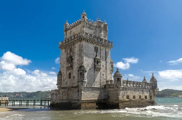 Lizbon, Portekiz. 12 Nisan 2022: Güzel Belm Kulesi ve mavi gökyüzü.