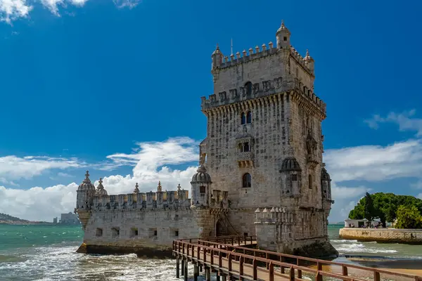 Lizbon, Portekiz. 12 Nisan 2022: Güzel Belm Kulesi ve mavi gökyüzü.